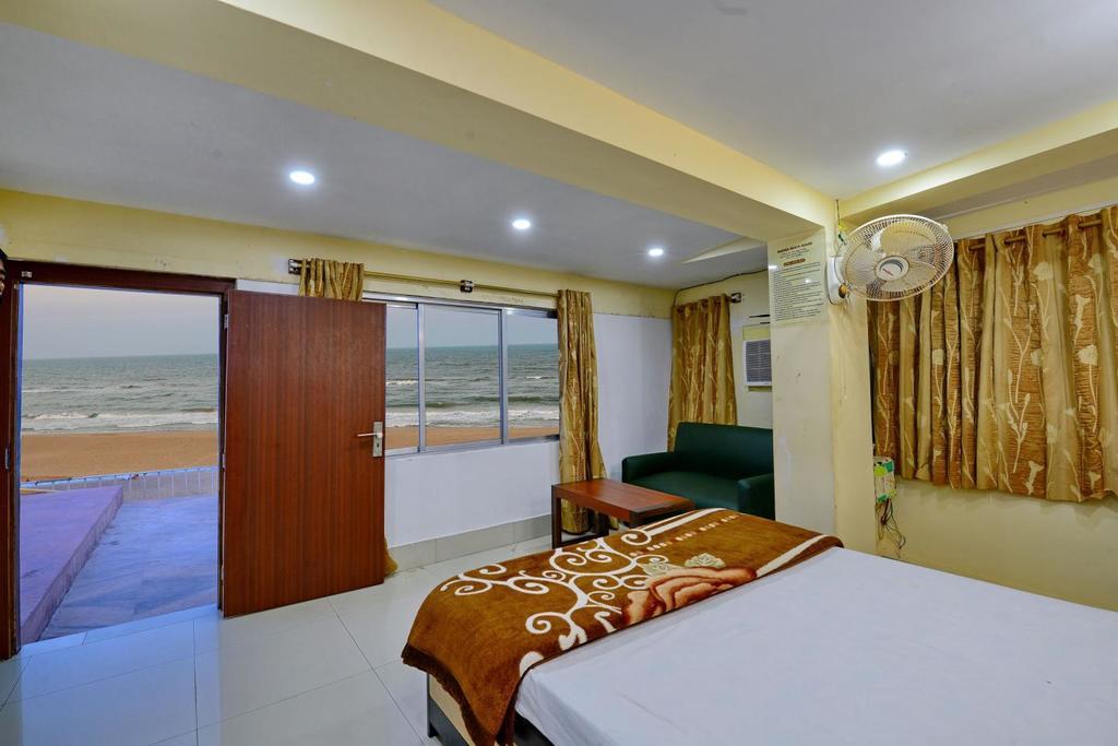 Marina Beach House Hotell Puri Exteriör bild